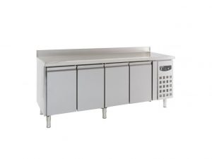 Kühltisch mit Aufkantung  / 4 Türen / 2230x700x850 mm